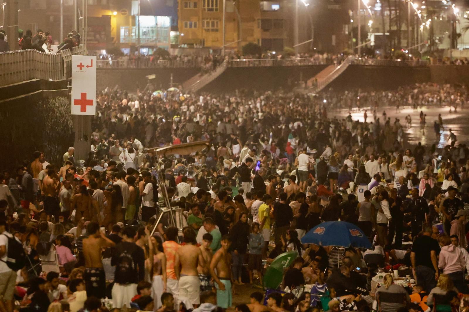 San Juan alumbra la playa de Las Canteras