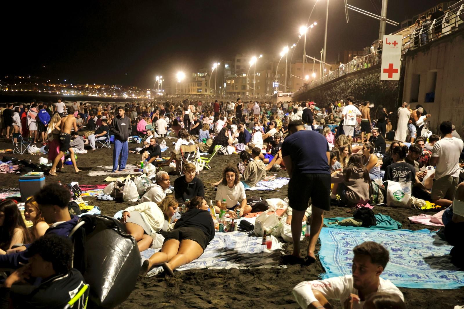 San Juan alumbra la playa de Las Canteras