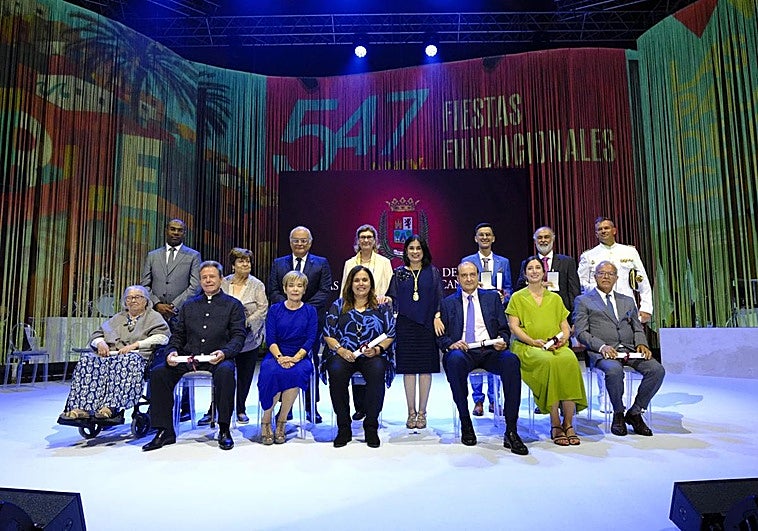 Foto de familia de las personalidades y entidades reconocidas junto a la alcaldesa Carolina Darias, este lunes en el Auditorio Alfredo Krauss.