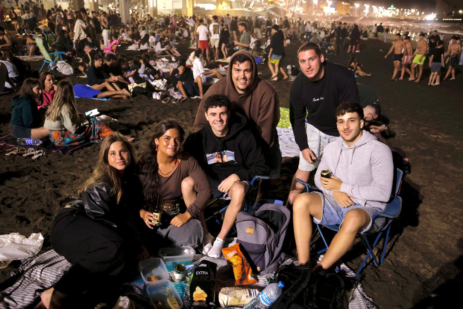 San Juan alumbra la playa de Las Canteras