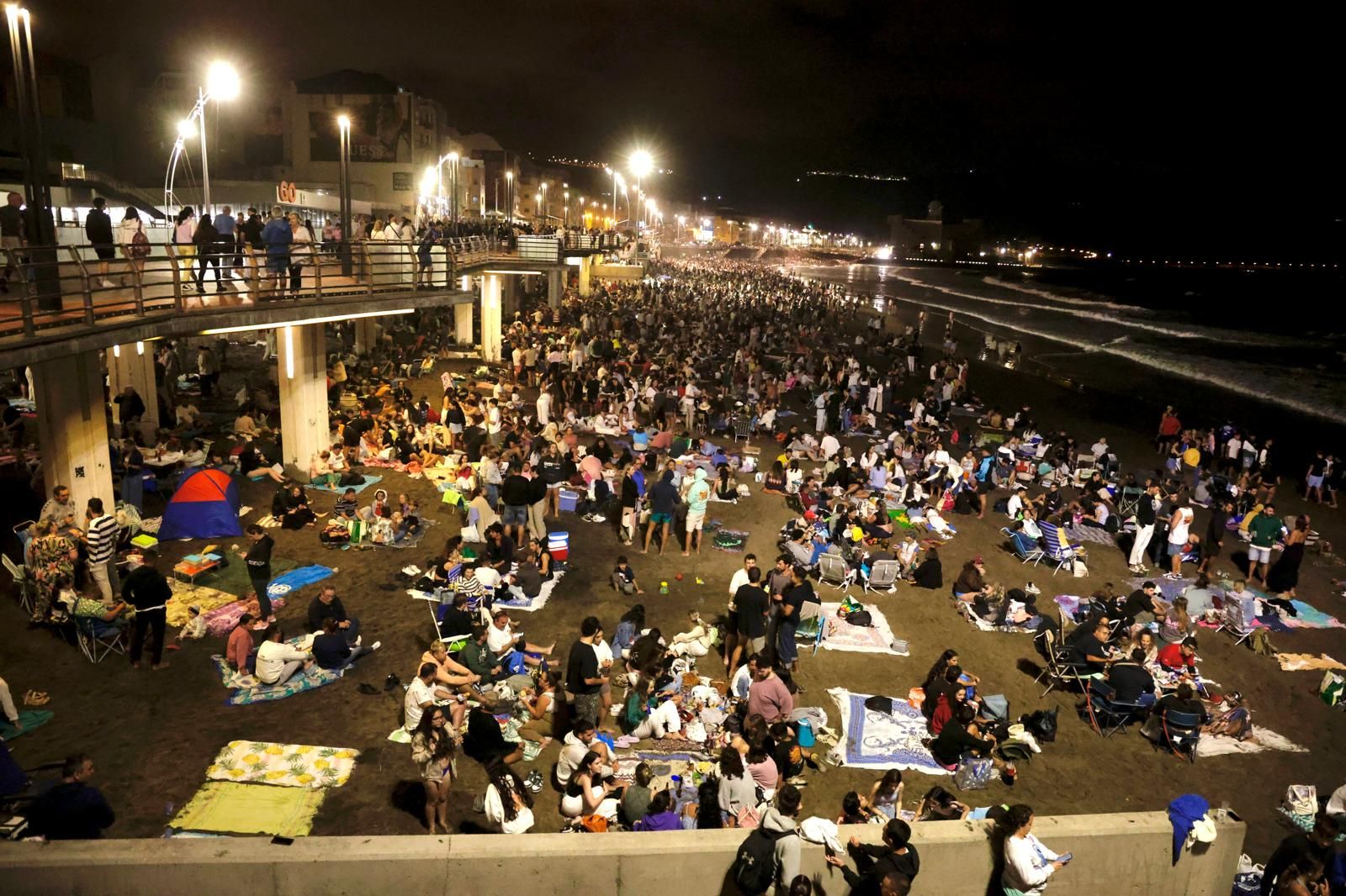 San Juan alumbra la playa de Las Canteras
