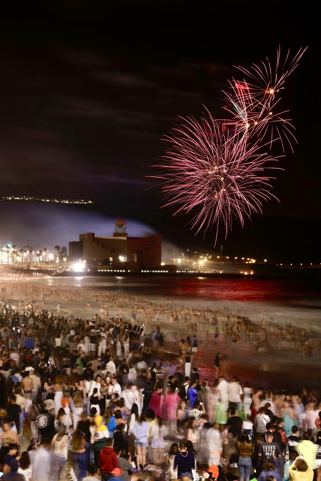 San Juan alumbra la playa de Las Canteras