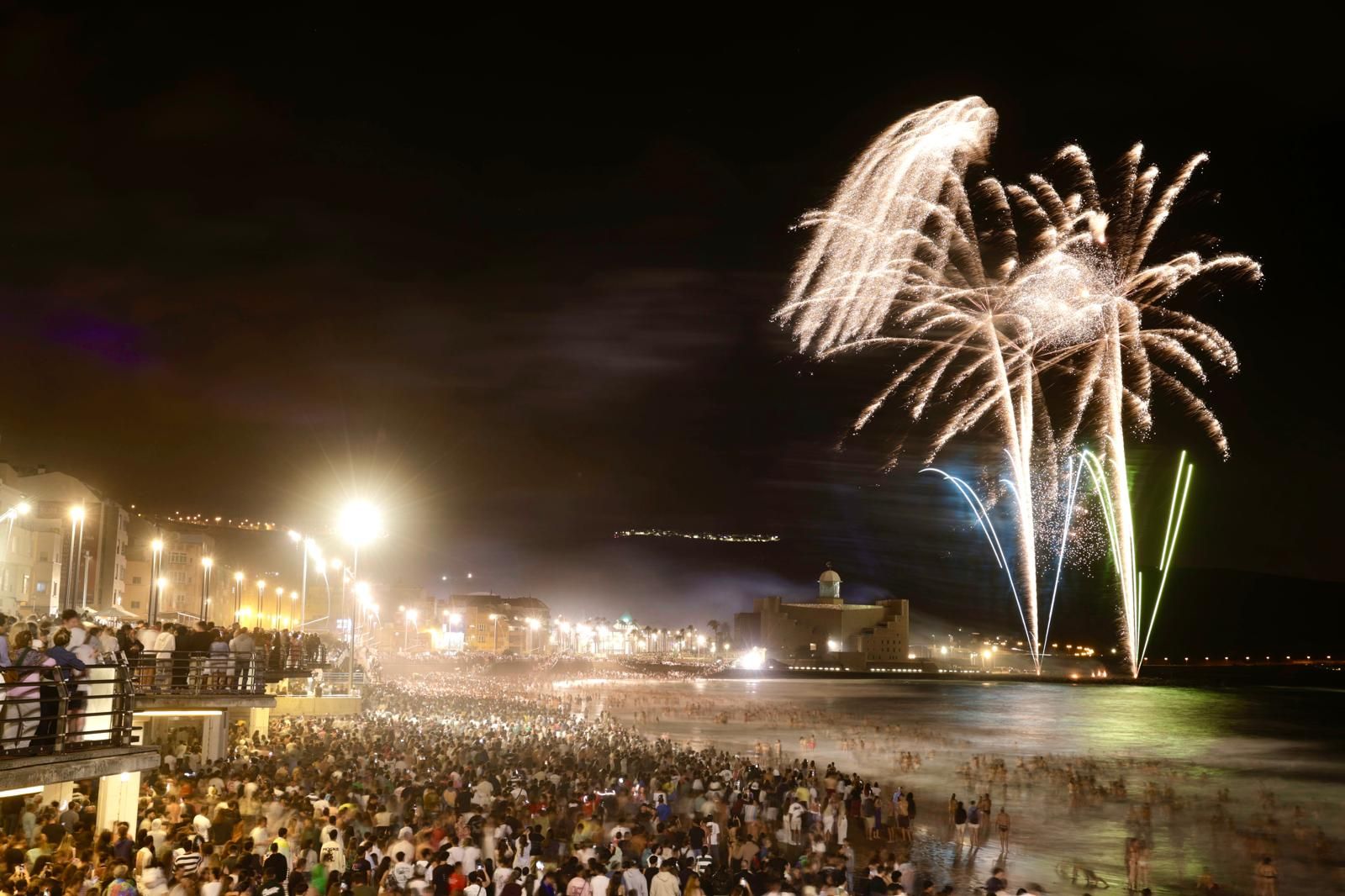 San Juan alumbra la playa de Las Canteras
