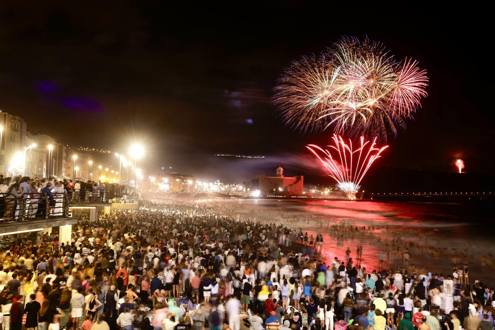San Juan alumbra la playa de Las Canteras