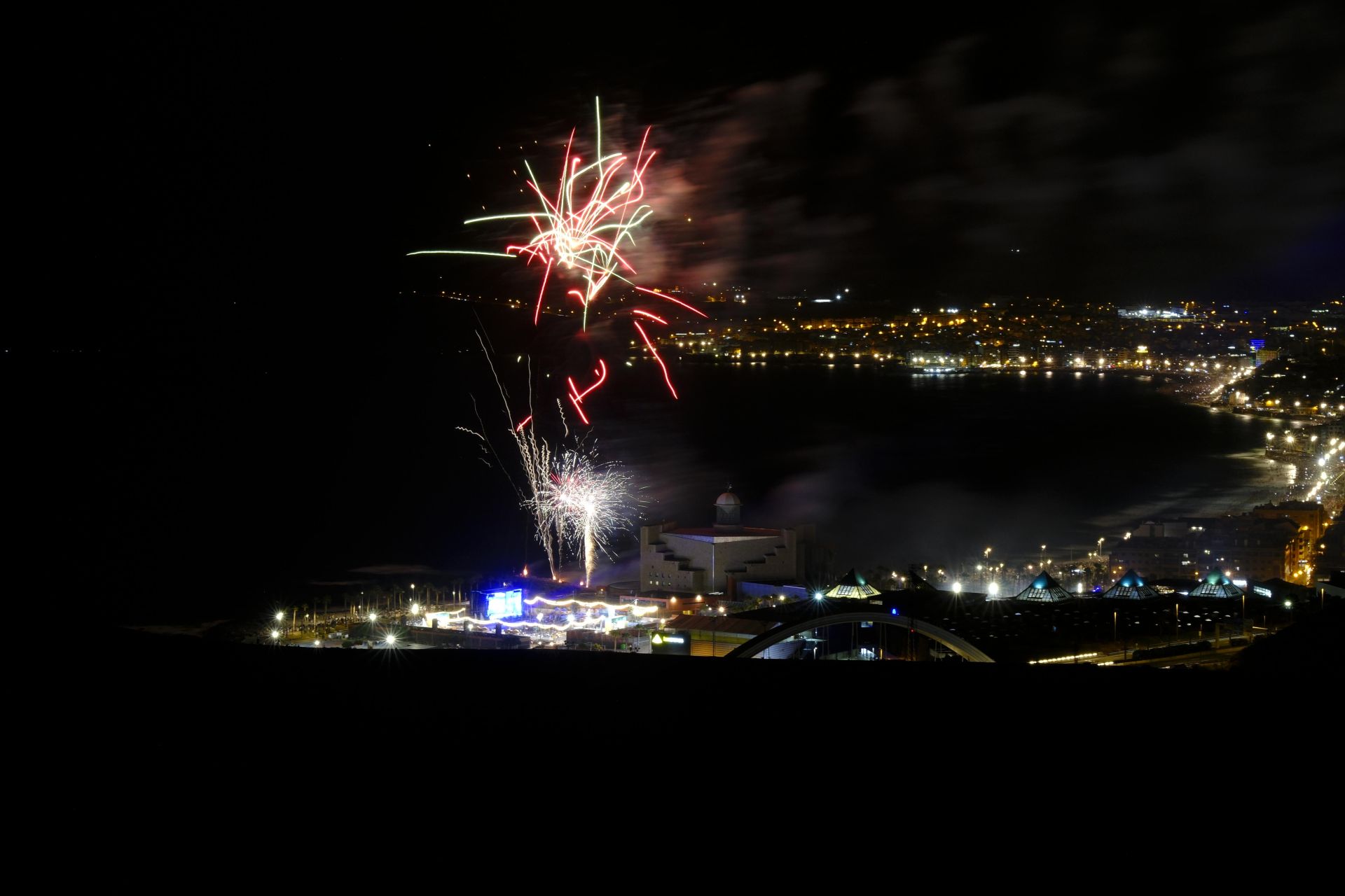 San Juan alumbra la playa de Las Canteras