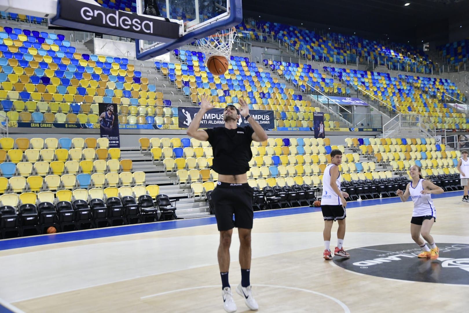 Santi Aldama destila sonrisas y baloncesto en su campus