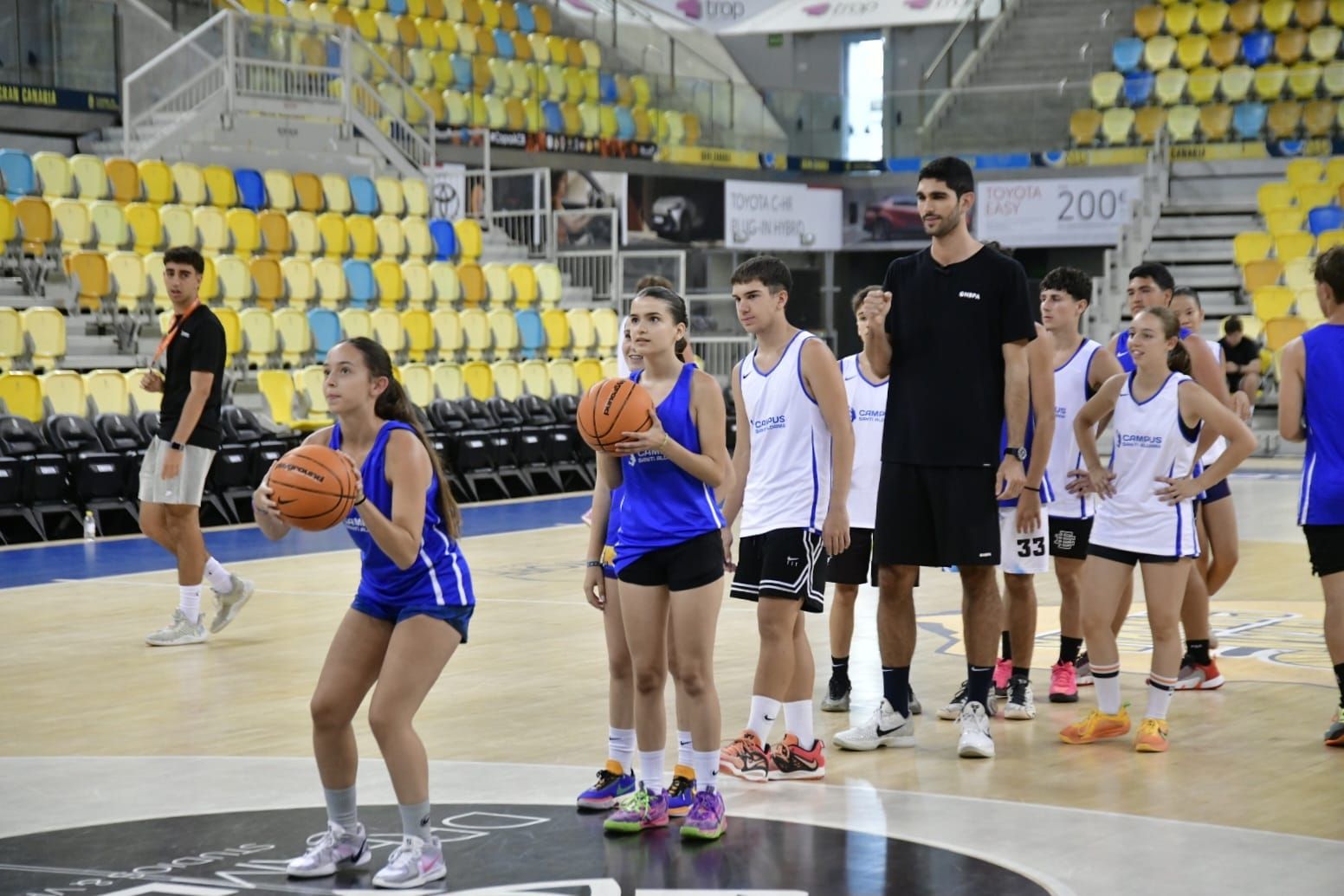 Santi Aldama destila sonrisas y baloncesto en su campus