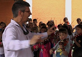 José Brito dirige un ensayo de Barrios Orquestado.