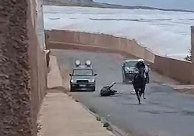 Momento de la caída del caballo.