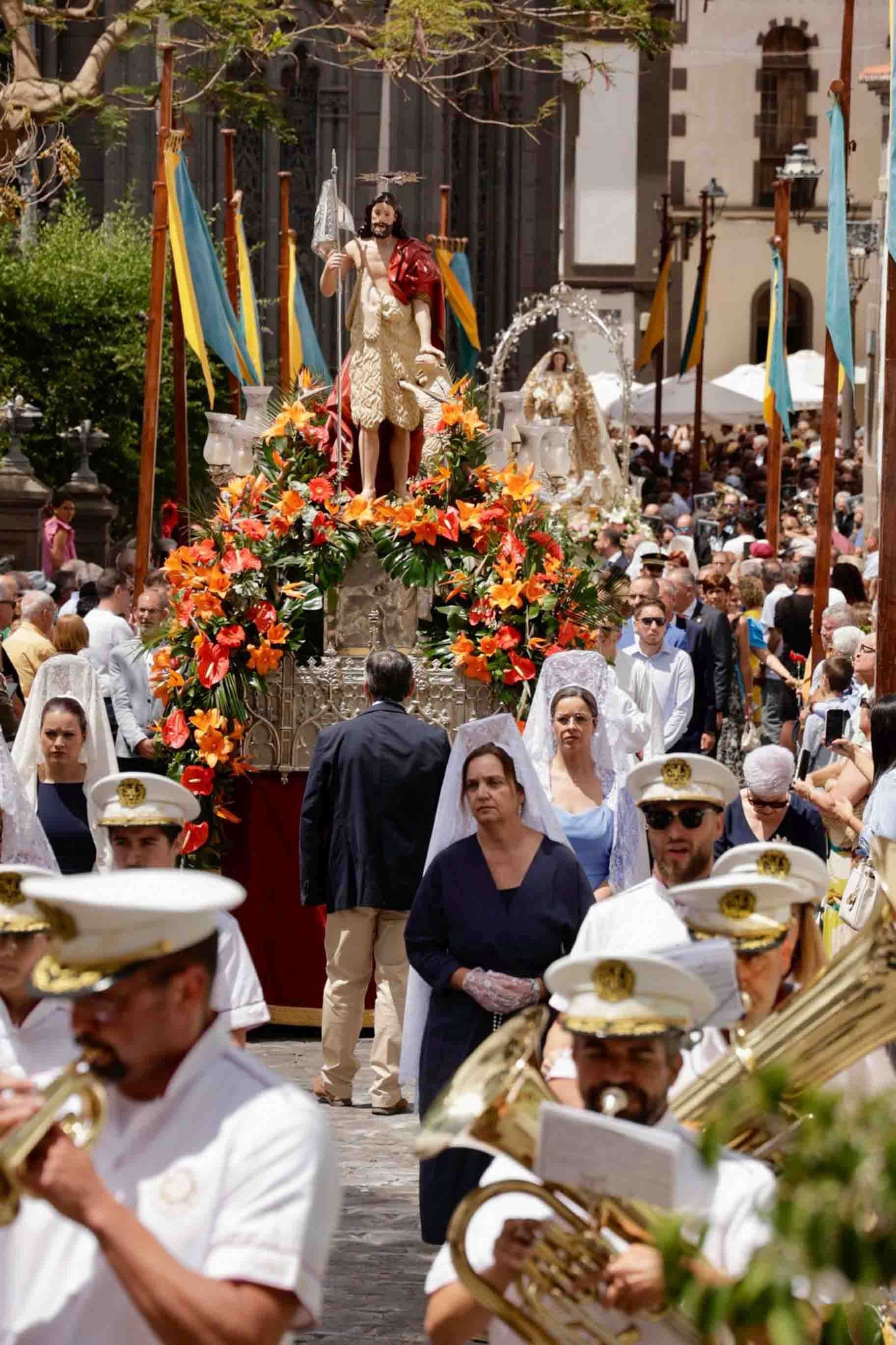 Imágenes de la Procesión de San Juan y de la Virgen del Rosario en Arucas