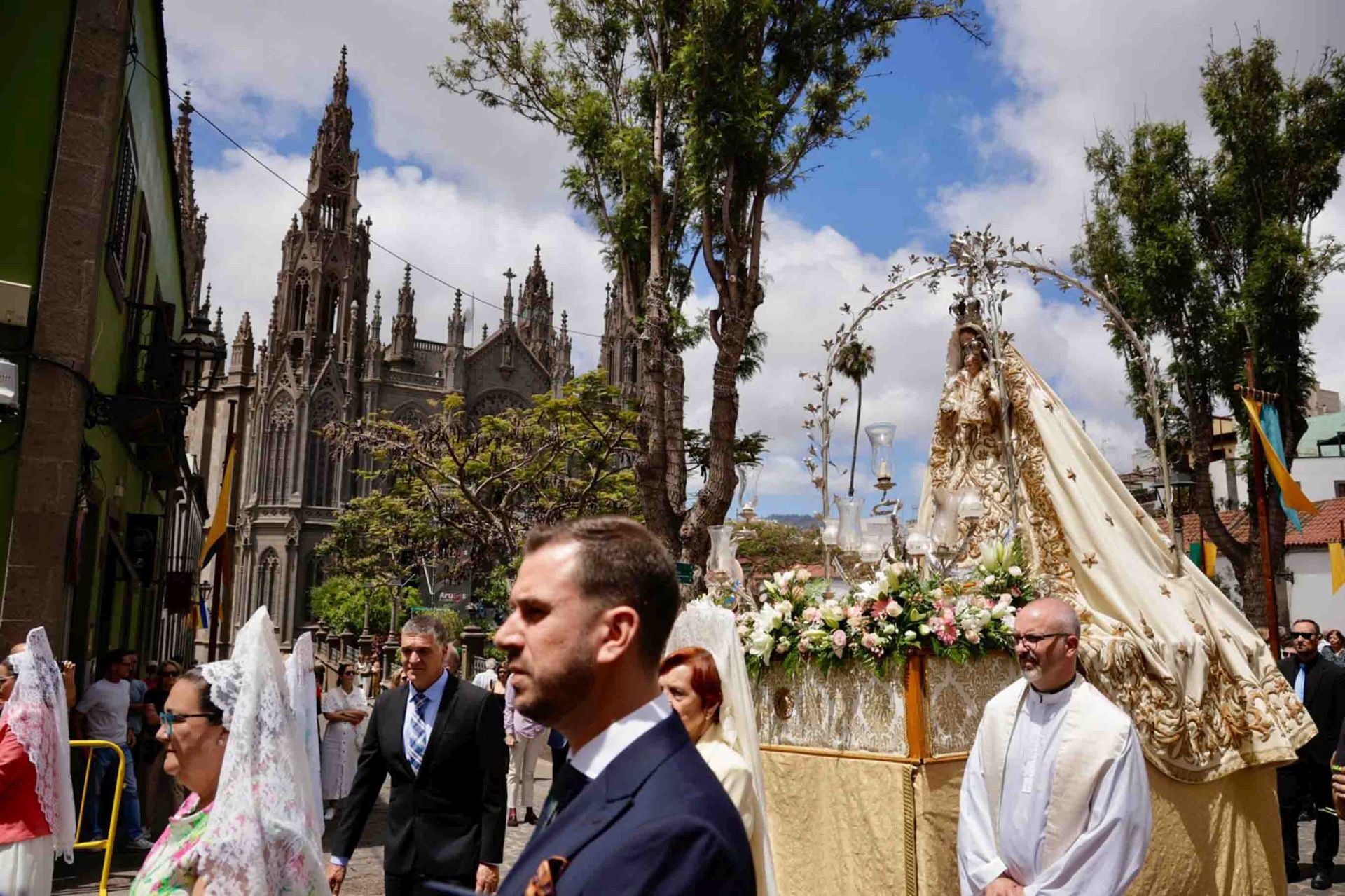 Imágenes de la Procesión de San Juan y de la Virgen del Rosario en Arucas