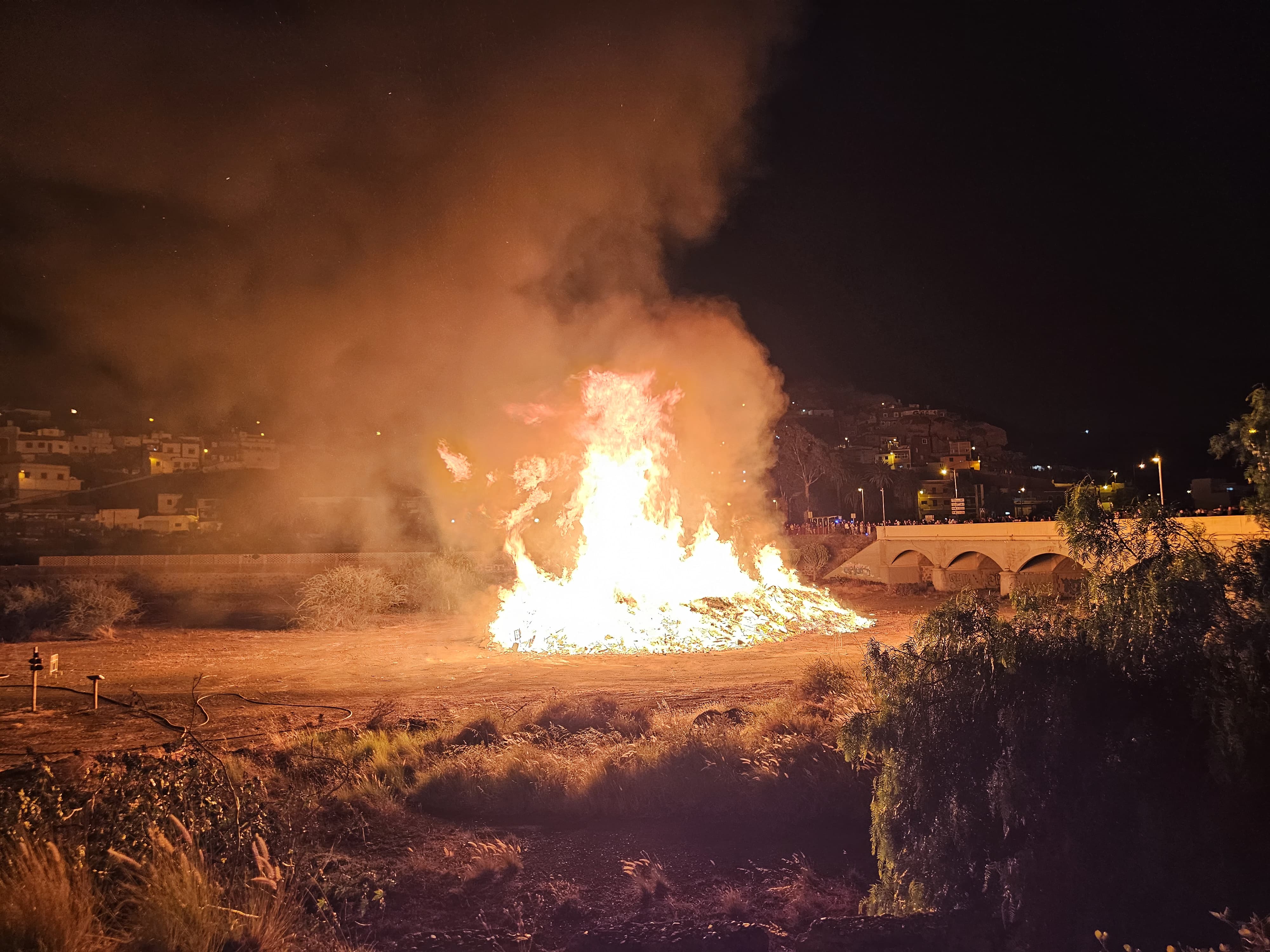 Hoguera por San Juan en Telde.