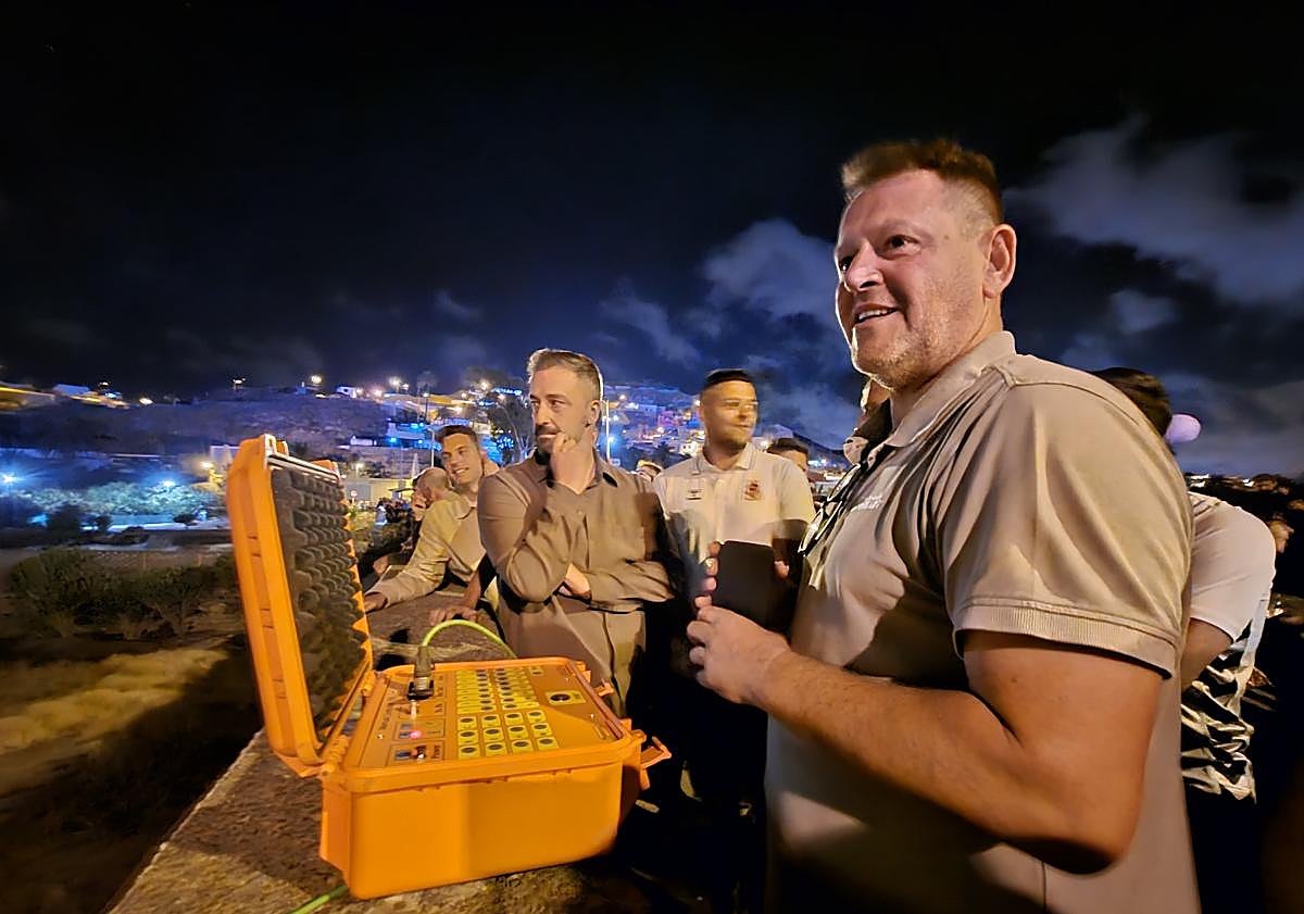 Imagen principal - La UD Telde alumbra al municipio por la noche de San Juan