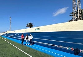 Autoridades en el campo de fútbol de Tinajo, meses atrás.