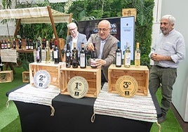 Antonio Morales (centro), durante el acto celebrado este miércoles con la entrega de las medallas del concurso vinícola de Gran Canaria.