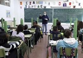 Imagen de archivo de un profesor dando clases.