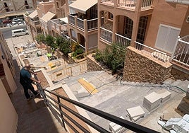 En la calle peatonal Percebe, se están pavimentando las escaleras.