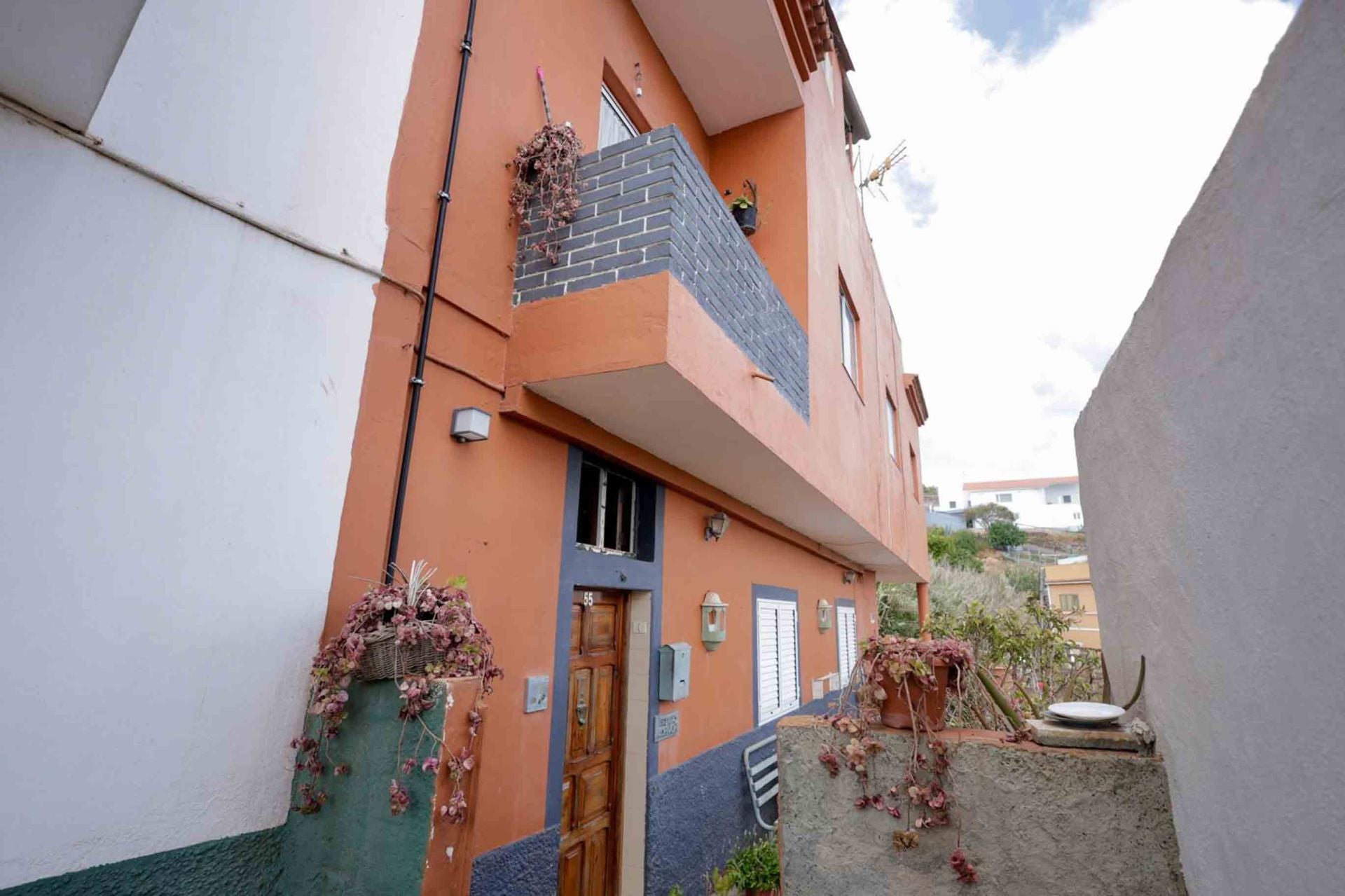 Firgas, de luto tras la muerte de un hombre apuñalado por su nieta