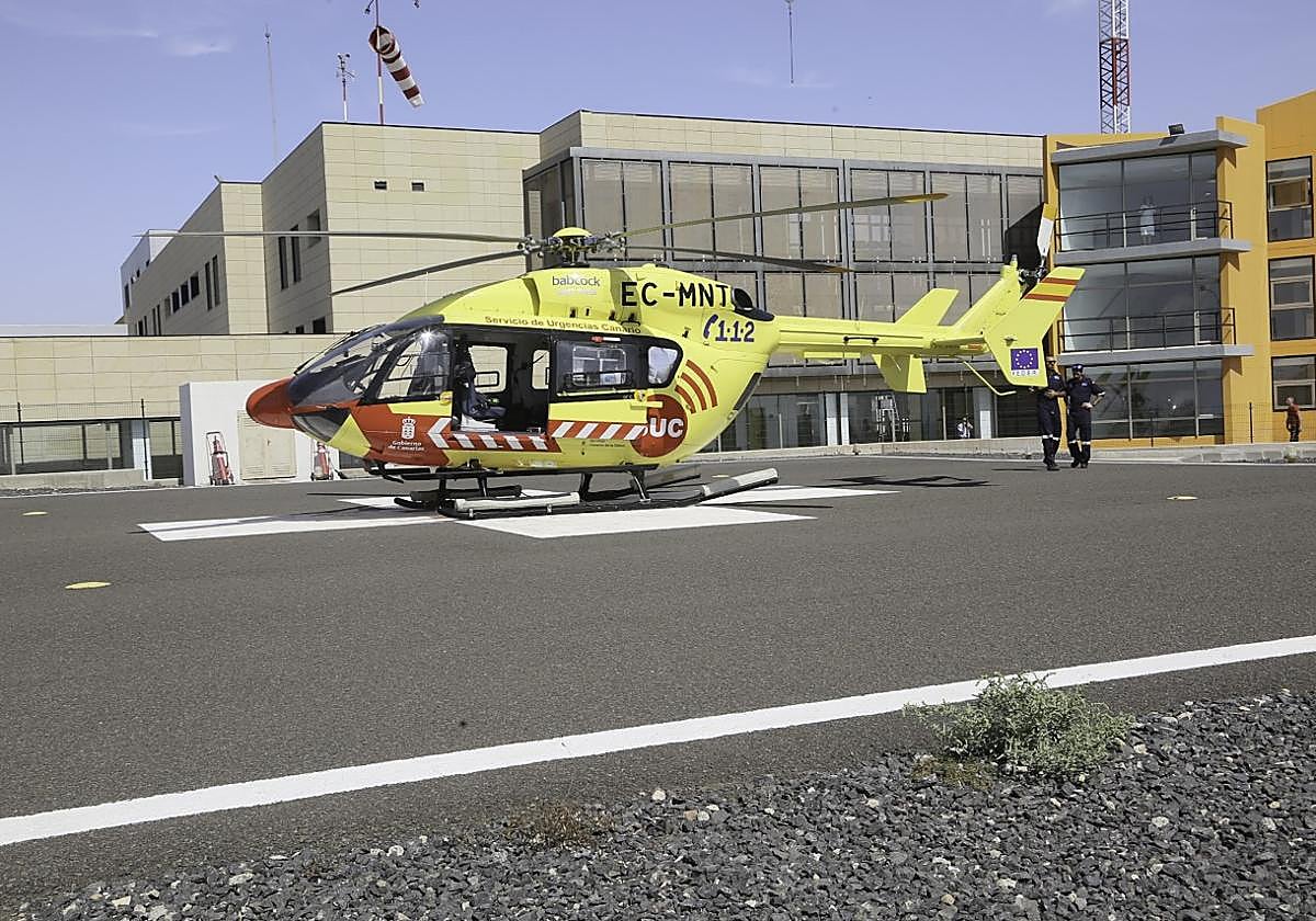 Helicóptero medicalizado, preparado para una evacuación en el Hospital General de Fuerteventura.