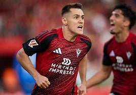 Urko Izeta celebra un tanto en el playoff de ascenso.