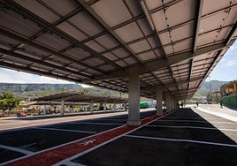 Marquesina fotovoltaica en el aparcamiento de la Ciudad Deportiva Venancio Monzón de San Isidro.