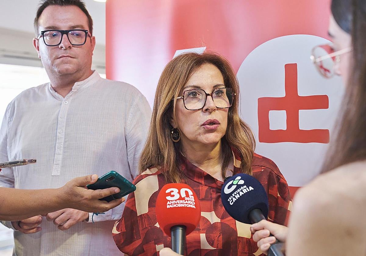 La diputada del común, Lola Padrón, junto al consejero insular de Educación y Juventud del Cabildo, Adargoma Hernández, en la inauguración del taller sobre acoso escolar y ciber acoso en Fuerteventura, en el que participan las defensorías de Andalucía, Cataluña y Ararteko.