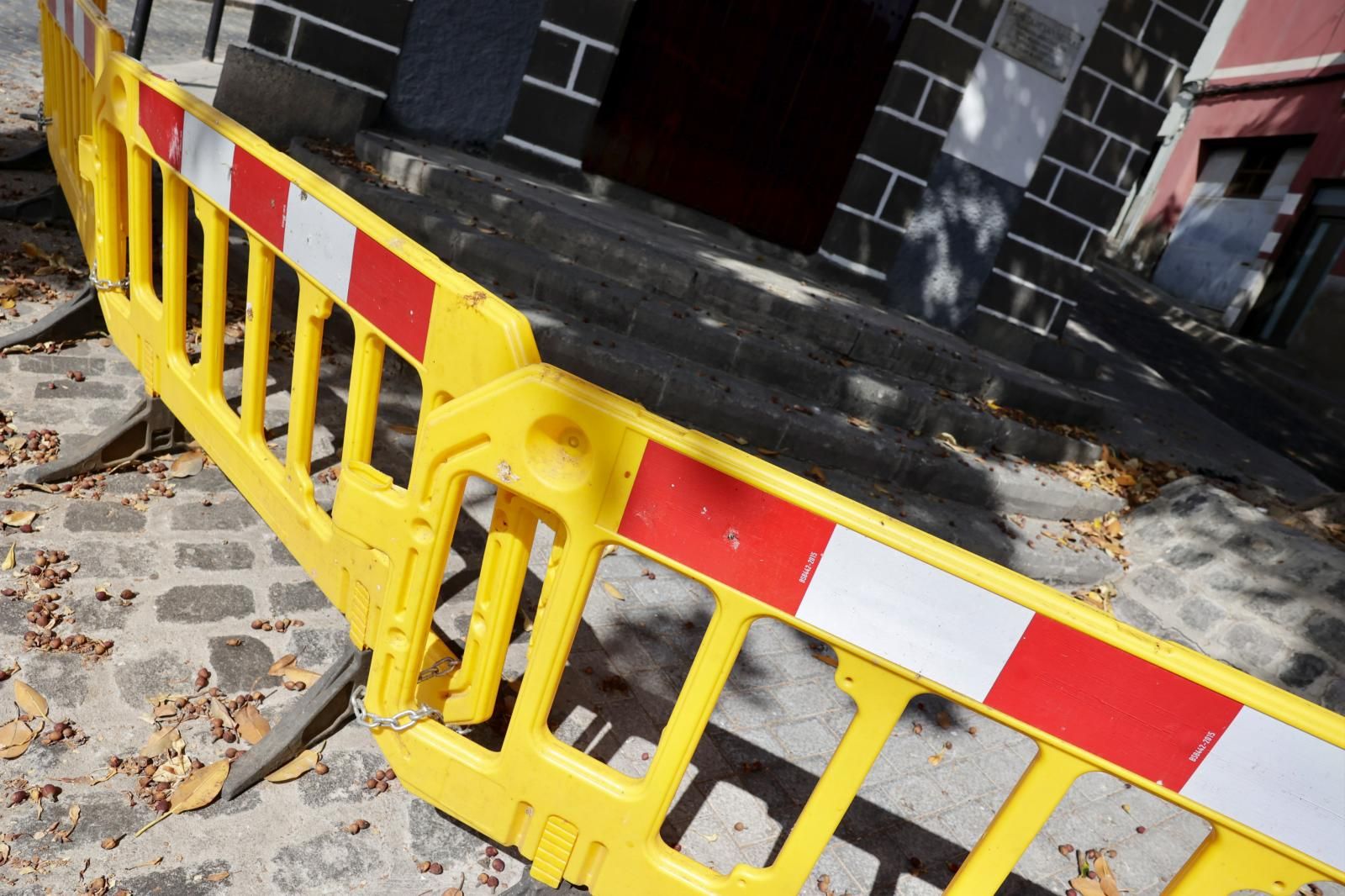 Imagen principal - Detalles del vallado de la zona y una imagen de noviembre, cuando los vecinos pararon la tala.
