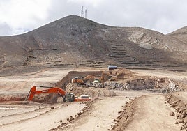 Trabajos de la nueva red de regadío, en terreno no muy alejado del casco de Tinajo.