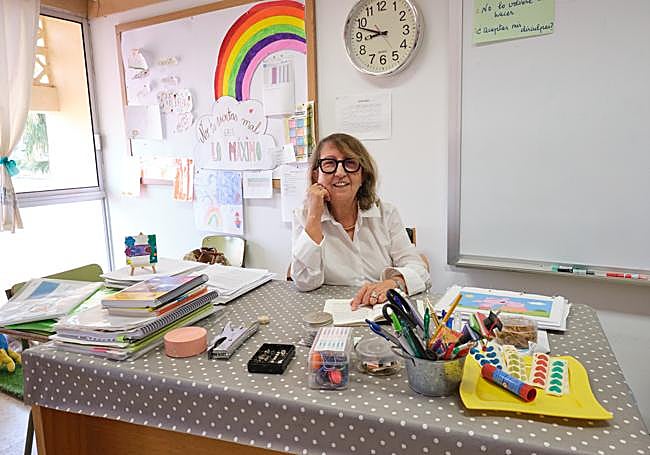 Conchita, en su mesa de profesora y tutora del CEIP Millares Carló.