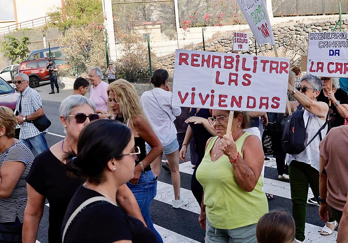 Imagen principal - Distintos momentos de la protesta.