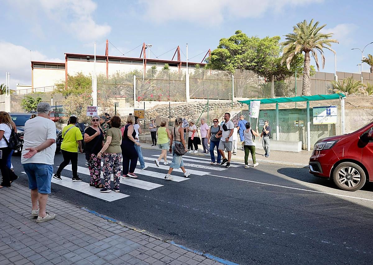 Imagen secundaria 1 - Distintos momentos de la protesta.