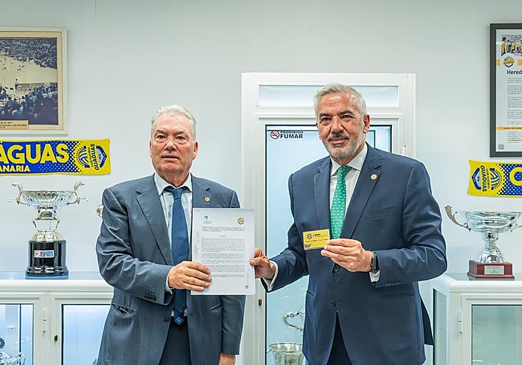 Juan Ruiz, presidente del CV Guaguas, junto a Lluís Serra, rector de la ULPGC.