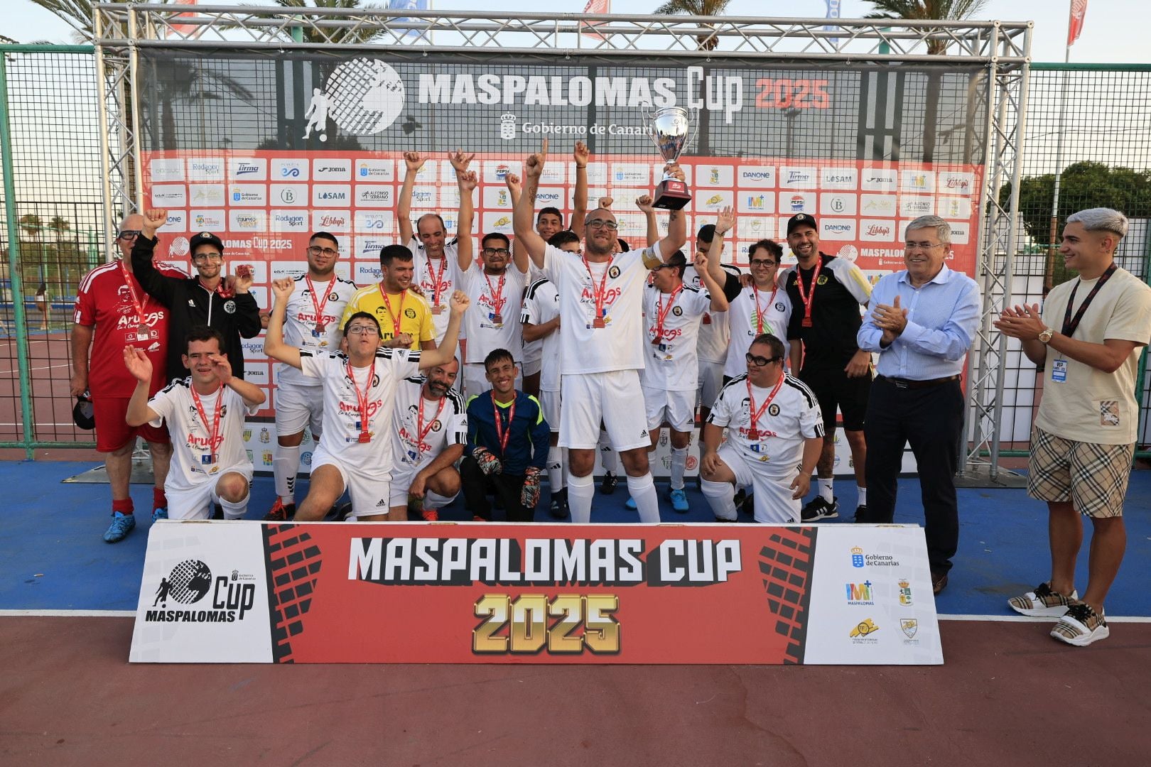 Imagen secundaria 1 - Distintos momentos de la Maspalomas Cup 2025.