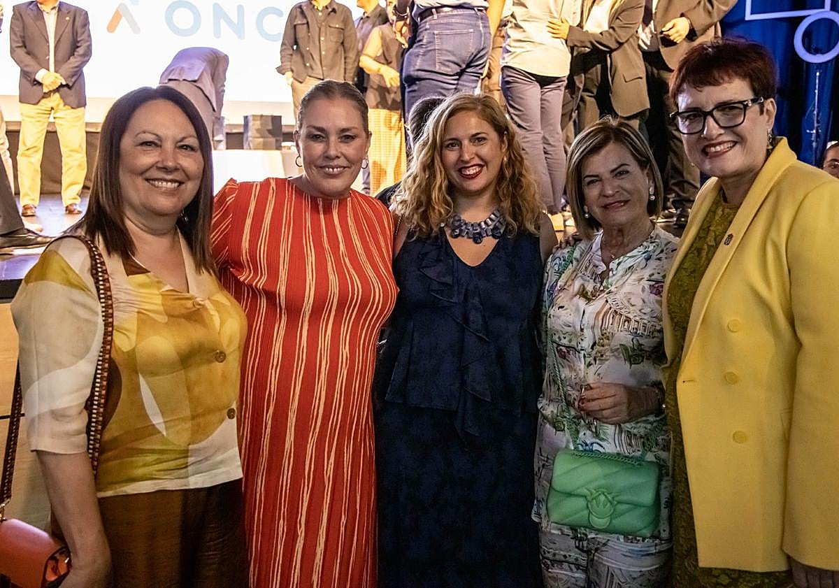 Imagen principal - Astrid Pérez reconoce la labor de «los que contribuyen a una sociedad más justa» en la clausura de la Gala solidaria ONCE