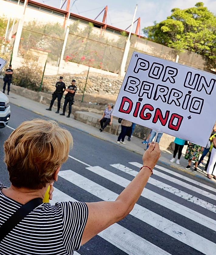 Imagen secundaria 2 - Distintos momentos de la protesta.