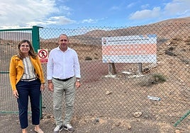 Ediles del PP ante el campo de tiro aún cerrado.