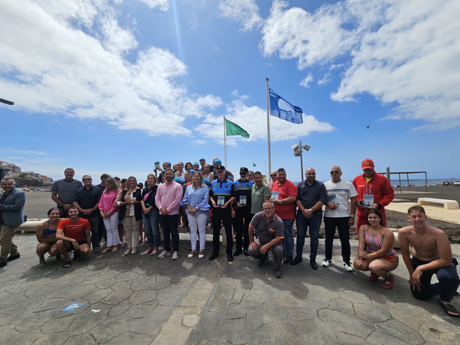 El acto sirvió para homenajear a distintos colectivos. La playa de Melenara lleva 25 años luciendo la bandera azul.