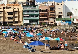 La imagen de las playas cubiertas de bañistas se convertirá en estampa habitual este fin de semana ante el calor que se anuncia en las islas.