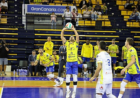 Io De Amo coloca la bola a Walla Souza durante un partido en el CID.