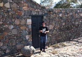 Antonio Cabrera, en la tenería de Mesque, al lado de la piedra lisa donde se golpeaban las pieles.