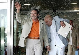 Carlos (dcha) y Emilio (izda), protagonistas de la primera boda homosexual celebrada en España, el 11 de julio de 2005.
