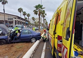 Imagen de uno de los vehículos accidentados, que acabó invadiendo la mediana de la autovía, a la altura del Centro Insualr de Deportes.