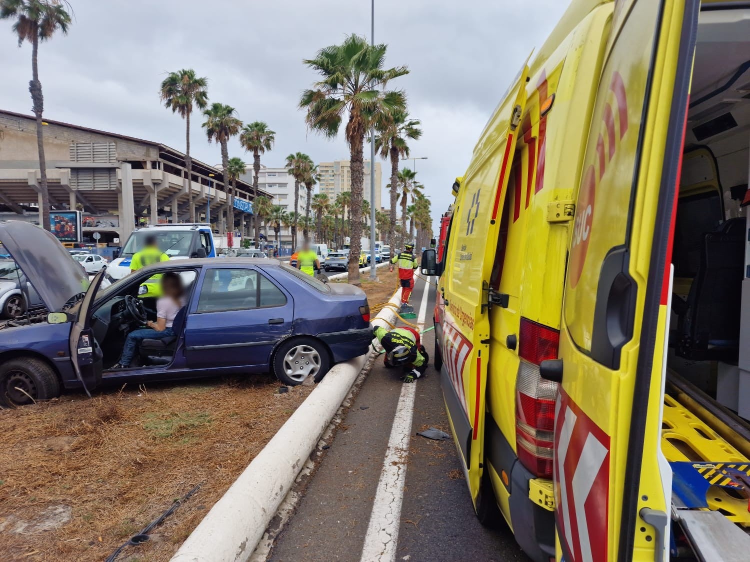 Imagen de uno de los vehículos accidentados, que acabó invadiendo la mediana de la autovía, a la altura del Centro Insualr de Deportes.