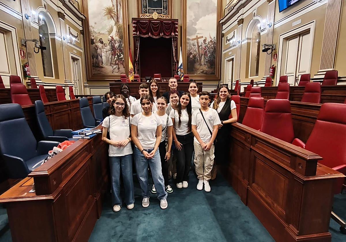 Imagen principal - Algunas de las actividades que los chicos y chicas de 'Embajadores para el cambio' han realizado a lo largo de este curso.