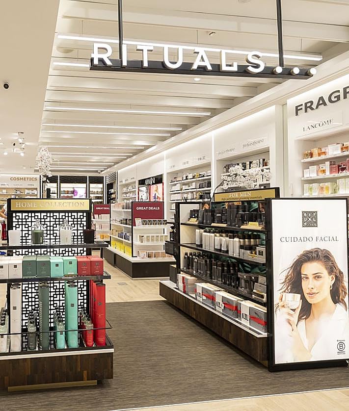 Imagen secundaria 2 - Fund Grube celebra la reapertura de su tienda en Boulevard el Faro tras una renovación integral