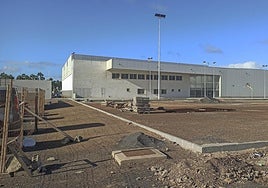 Vista exterior del nuevo gran recinto deportivo de Playa Blanca, a expensas de remate.
