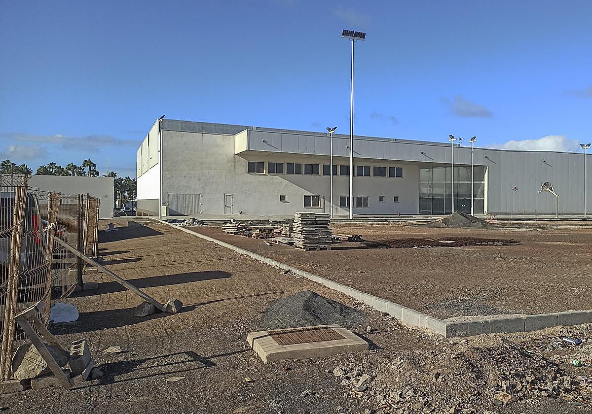 Vista exterior del nuevo gran recinto deportivo de Playa Blanca, a expensas de remate.