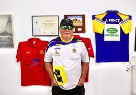 Pedro Mesa posa en la sede social que tiene el Pueblo Guanche en el Barranquillo Don Zoilo.
