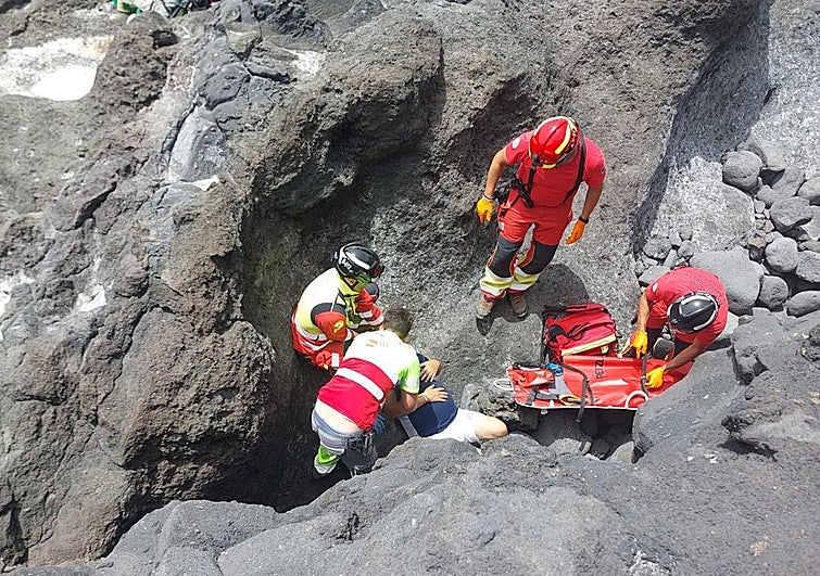 Grave tras precipitarse varios metros en la costa de Lanzarote