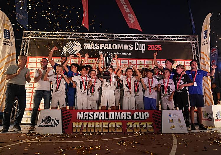 El Maspa Training, disfrutando de su trofeo de ganador en su categoría.